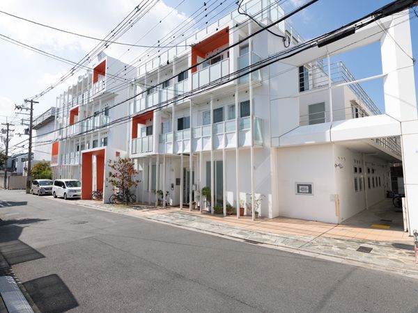 白と赤のモダン建物