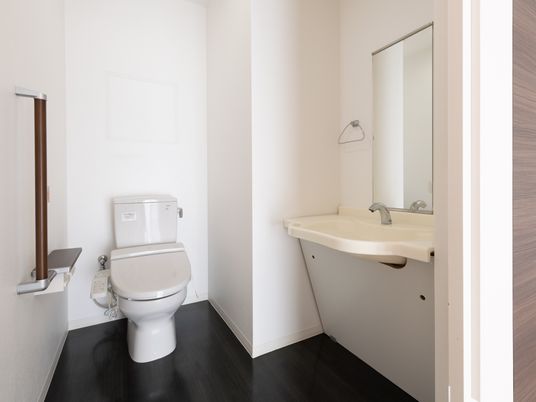 清潔感のあるトイレと洗面台