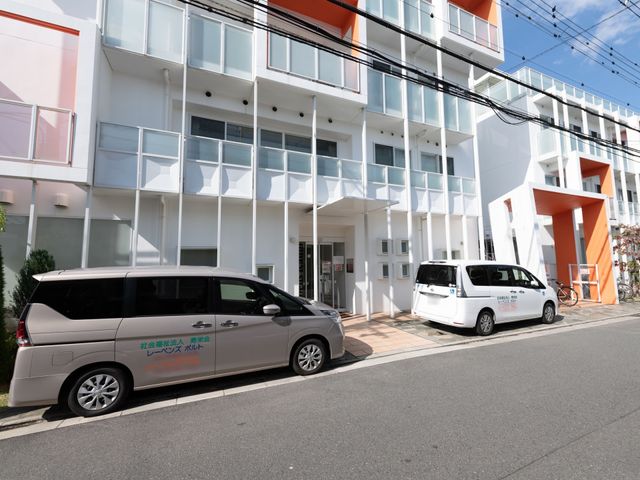 白とオレンジの建物正面