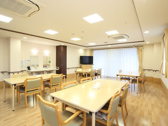 広々とした明るい食堂