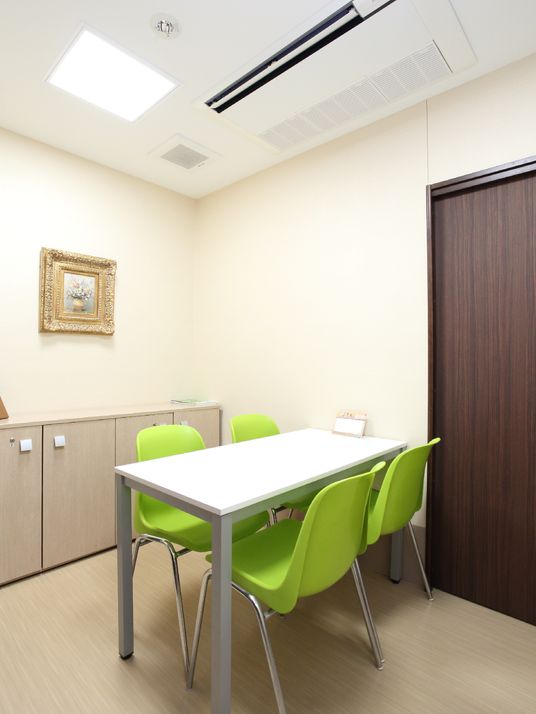 多目的室の明るい情景