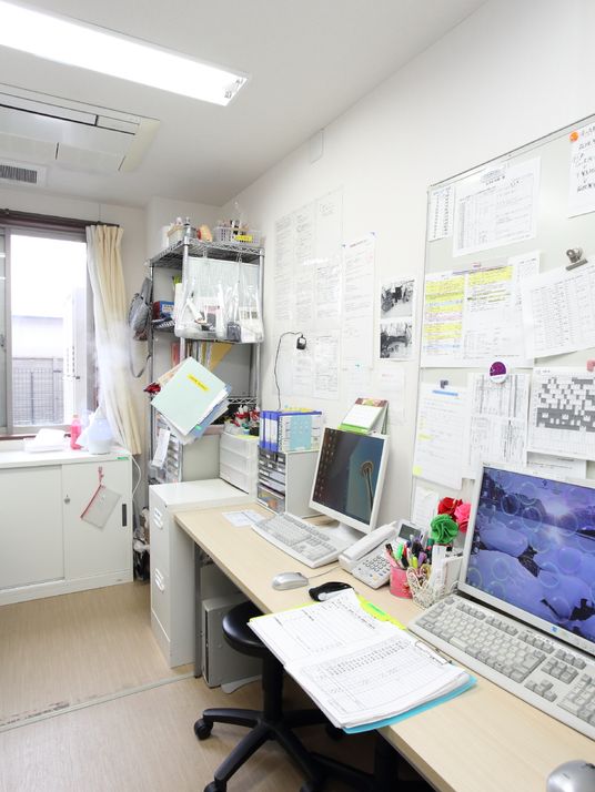 スタッフルームの机と棚