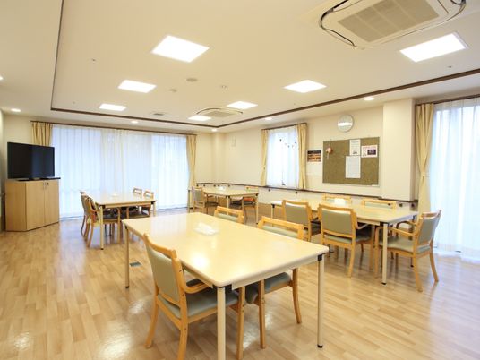 広々とした明るい食堂