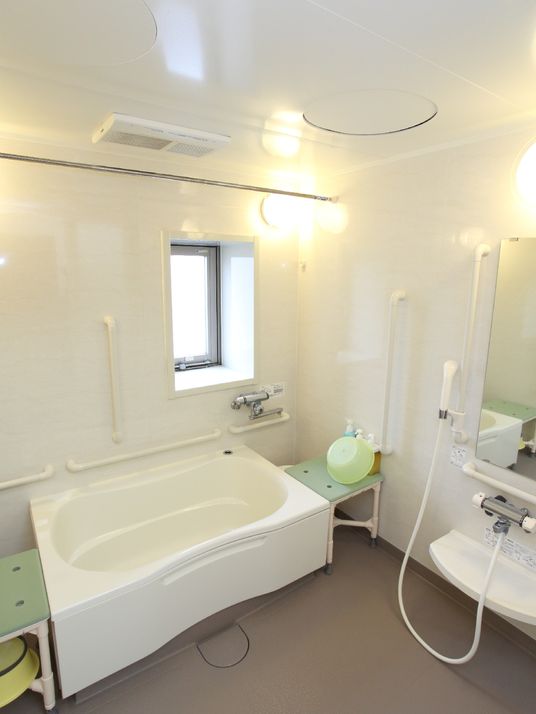 バリアフリーの明るい浴室