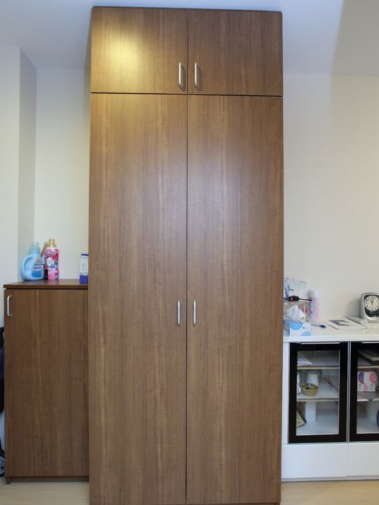 木製のスリムなクローゼット