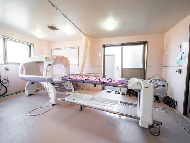清潔な浴室設備 浴室 明るく清潔感のある空間で、利用者の安全と快適さを考えた設備が整っています。