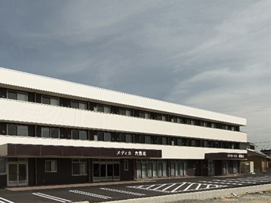 清潔感のある白い建物外観