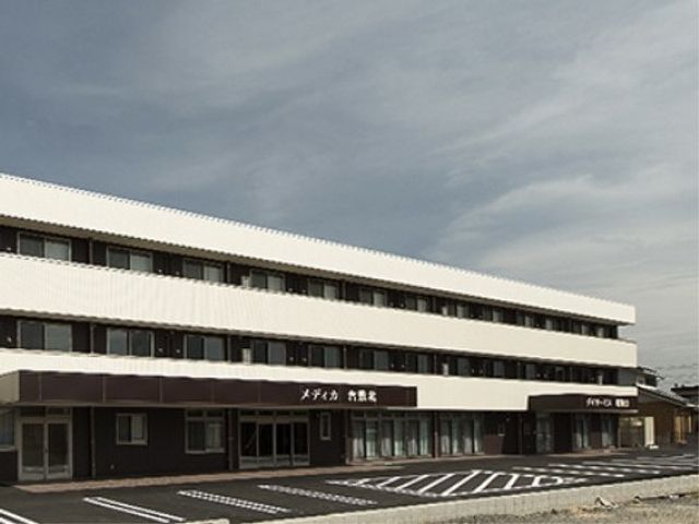 清潔感のある白い建物外観 外観 広々とした駐車スペースが確保された建物の外観です。通勤時のアクセスも安心していただける環境が整っています。
