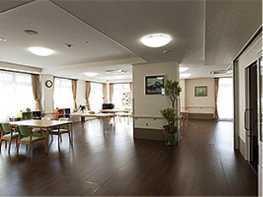 広々とした居心地の良いラウンジ
