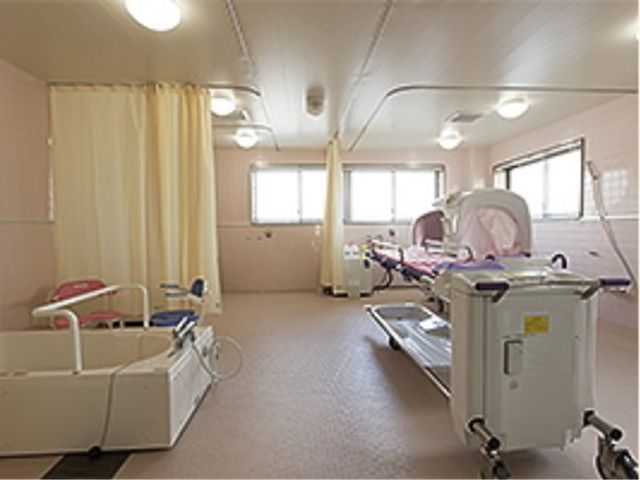 ケア施設の居室 機械浴室 ゆったりとした居室は、快適な看護と休息を提供しており、日々の生活がより快適になっています。