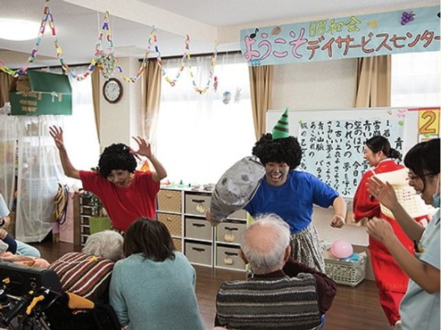 活動的な多目的室 イベント 笑顔あふれるアクティビティルームで、スタッフが利用者に明るいエンターテイメントを提供しています。団体での楽しいひと時をご提供いたします。