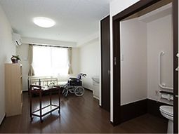 明るい居室と洗面所