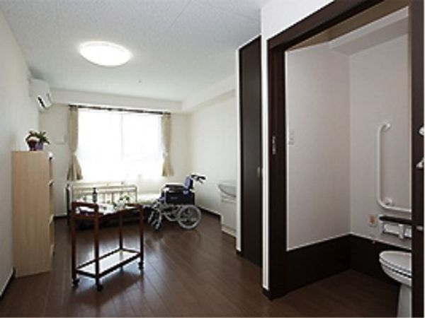 明るい居室と洗面所
