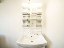 清潔な洗面台と鏡