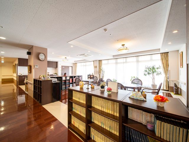 明るい施設のダイニングエリア 談話室 清潔感溢れるダイニングで温かな雰囲気。スタッフが見守る安心の空間です。