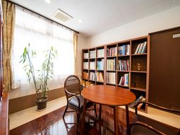 書棚とテーブルのある部屋