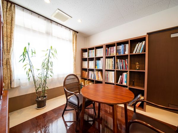 書棚とテーブルのある部屋