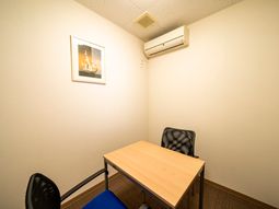 シンプルな洋室の一角