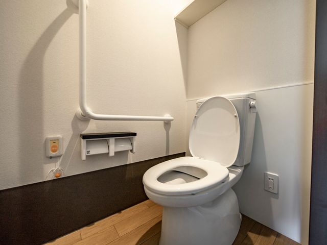 清潔感のあるトイレの様子 トイレ 手すり付きで安全性を考慮した空間です。利用しやすい設計が施されています。