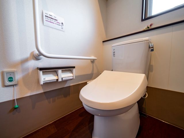 トイレ設備の安全サポート トイレ 手すりや緊急呼び出し装置を備え、安心してご利用いただけます。