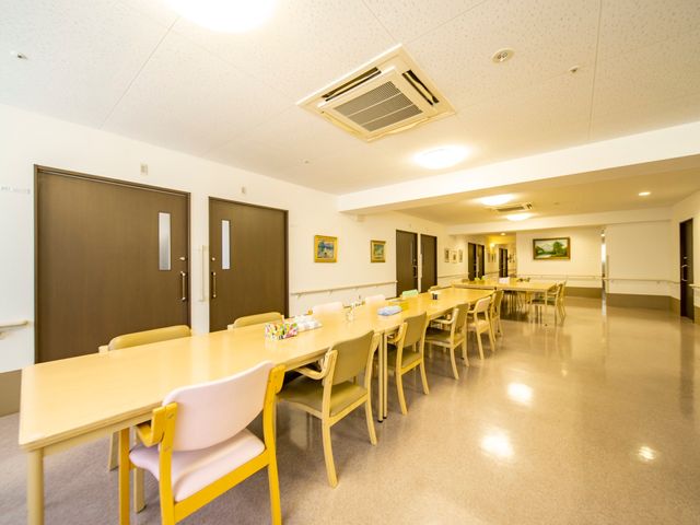広々とした明るいダイニング 食堂 ゆとりの空間で明るい職場をご提供します。食事の時間も交流の場となり、温かみのある環境です。