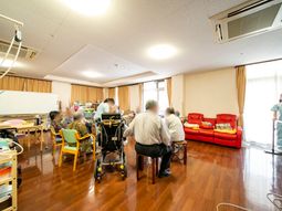 多目的室で過ごす人々