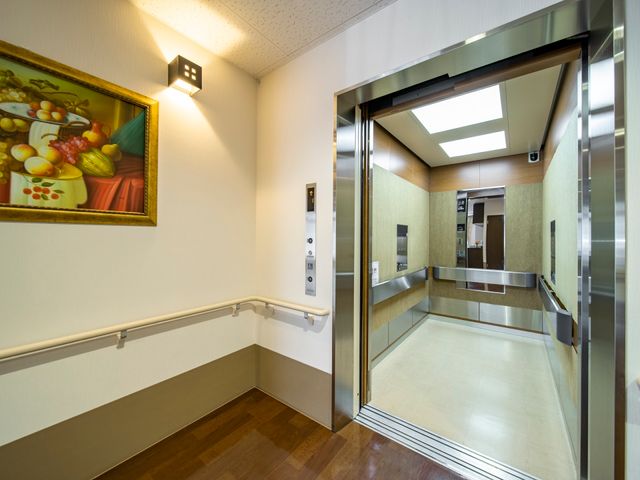 清潔感のあるエレベーター エレベーター 明るく広々とした移動空間が、訪れた方を迎えています。安全手すりも完備されております。