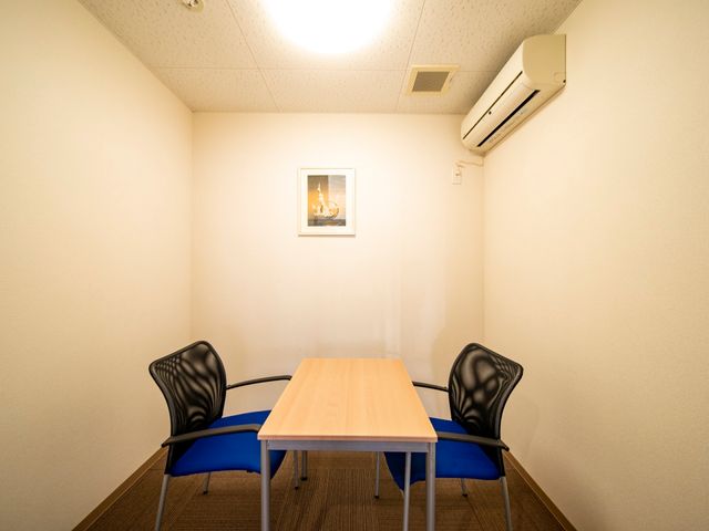 シンプルな応接室 共有スペース 清潔感のある休憩スペースが整っており、充実した職場環境を提供しています。