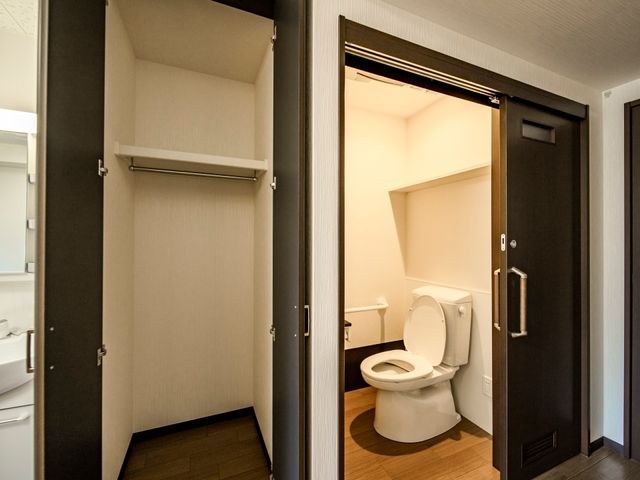 清潔感あるトイレスペース 収納 手すり付きの安全に配慮したトイレで、清潔感が際立っています。