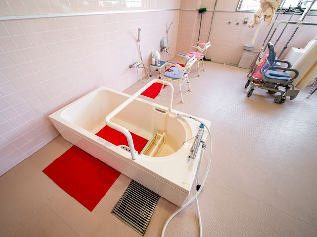 清潔な浴室設備 浴室 安全に配慮した椅子や浴槽が配備され、快適にご利用いただけます。