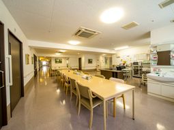 広々とした明るい食堂