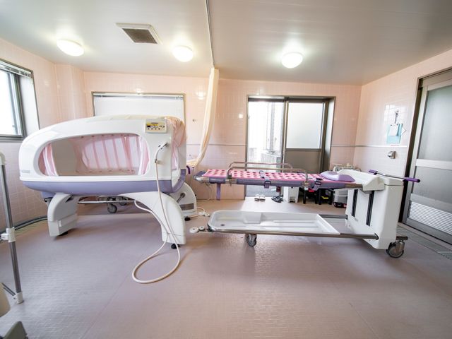 快適な浴室設備 浴室 清潔感のある空間で、入浴時の安全と心地よさが考えられています。