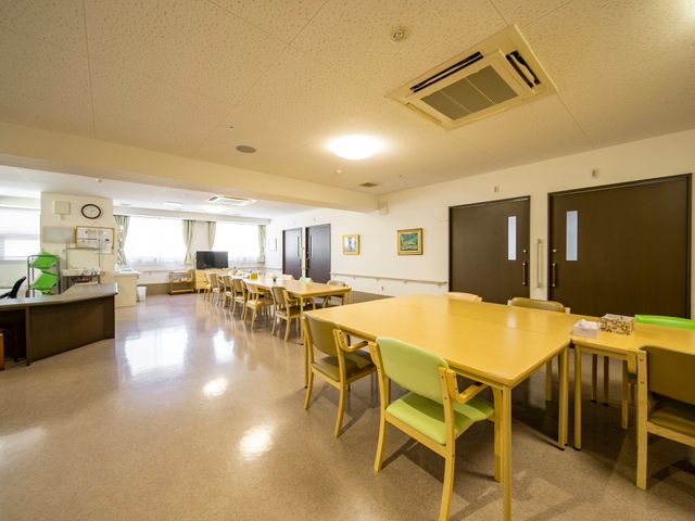 快適な共有スペース 食堂 明るく広々としたダイニングで、ゆったりとした時間を過ごせます。清潔感のあふれる設えが心地よい空間を演出しています。