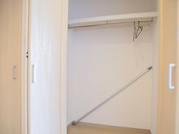 洋室のシンプルなクローゼット