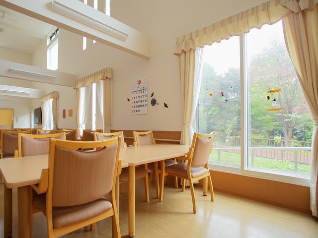 明るいダイニングの様子 食堂 窓から自然光が差し込むダイニングで、のびのびとお食事をお楽しみいただけます。木の温もりある家具が、心温まる空間を演出しています。
