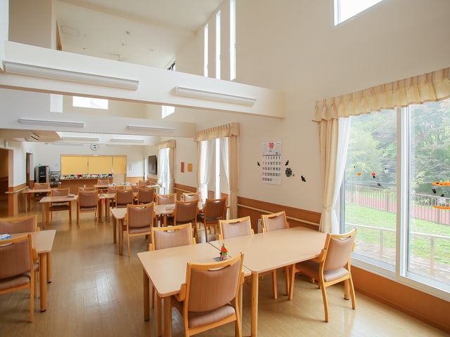 陽光差し込む快適ダイニング 食堂 ゆったりとしたダイニングルームは、自然の光が入り込み居心地の良い空間を提供しています。共有スペースとして利用され、穏やかな食事時間を過ごすことができます。