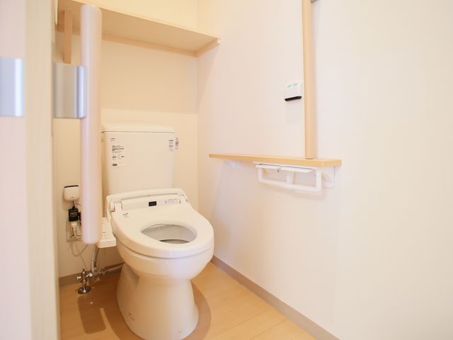 清潔なトイレスペース トイレ 安心してご利用いただける、手すり付きの整ったトイレです。日々の快適さを支える設備が整っています。