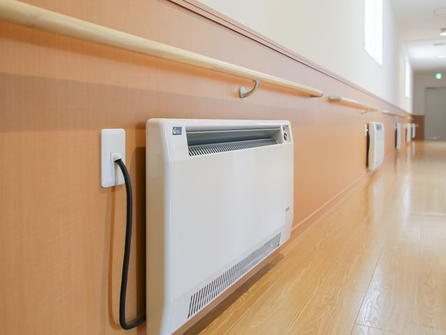 廊下の壁に設置されたエアコン 通路 行き交う方々の快適性を考慮し、清潔感あふれる廊下には温度調節が可能な設備が整っています。