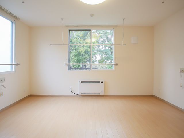 清潔感ある居室 居室 木目調の床に白い壁が映える居室です。日当たりがよく、明るい雰囲気で快適な空間を提供しています。