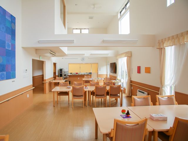明るい食堂の様子 食堂 ゆとりある広々とした食堂で、日当たりが良く開放的な雰囲気です。共食や憩いの時間を、ゆったりと過ごせる場所となっています。