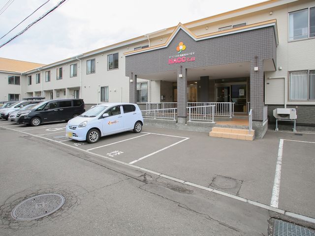 エントランスの外観 外観 広々とした駐車場が備えられた入り口は、利用者様の来訪がしやすい設計です。バリアフリー対応で安心してご利用いただけ、日々の来訪がスムーズになります。