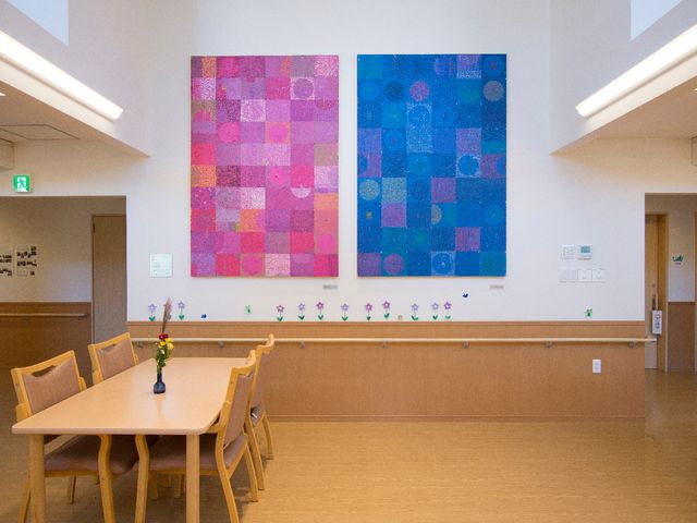 カラフルなアートの多目的室 作品 明るい光とカラフルなアートが映える快適な空間です。木の温もり感じる家具が配されています。