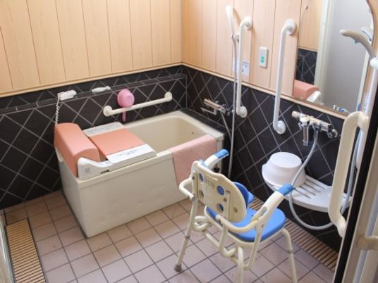 広々とした浴室には、背もたれのある椅子や無理なく入ることができる湯舟があり、のんびりと疲れをいやすことができる。