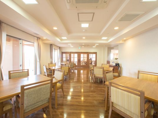 広々とした明るい食堂