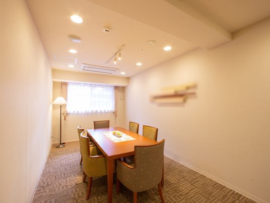 明るい居室のテーブルセット