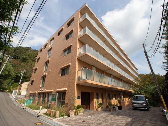 多階層の建物外観