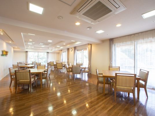 明るい広々ダイニングルーム