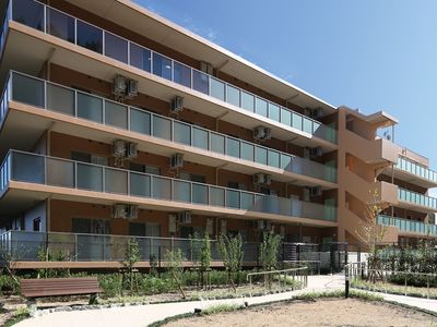 現代的な多階建て建物外観