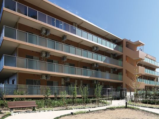 現代的な多階建て建物外観