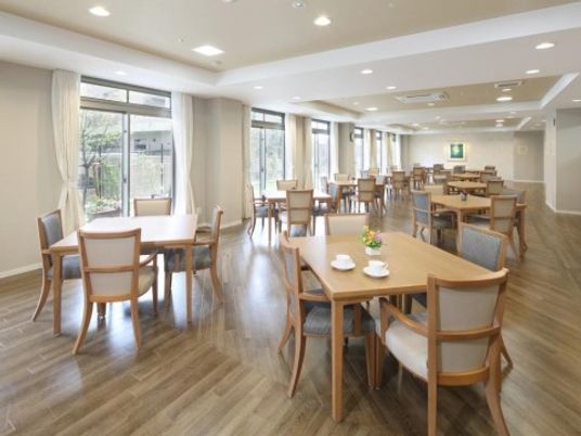 明るい広々とした食堂